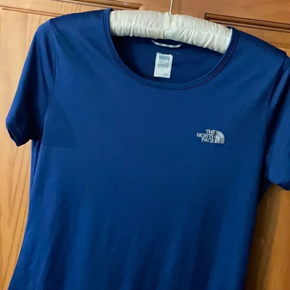 Woman’s Small North Face Shirt